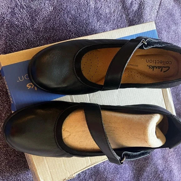 Clarks Emily2 Mabel Black Leather Flats with Classic Design and Polished Finish - Picture 7 of 16